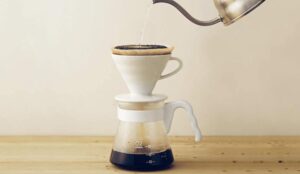 Hario Conjunto de derramamento V60 tamanho 02 com gotejador de cerâmica, servidor de vidro, colher e filtros, branco simplesmente